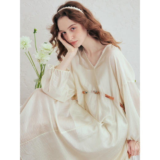 两三事梵高文艺月色共谋2026春季新款钉珠v领抽绳腰带连衣裙 商品图3