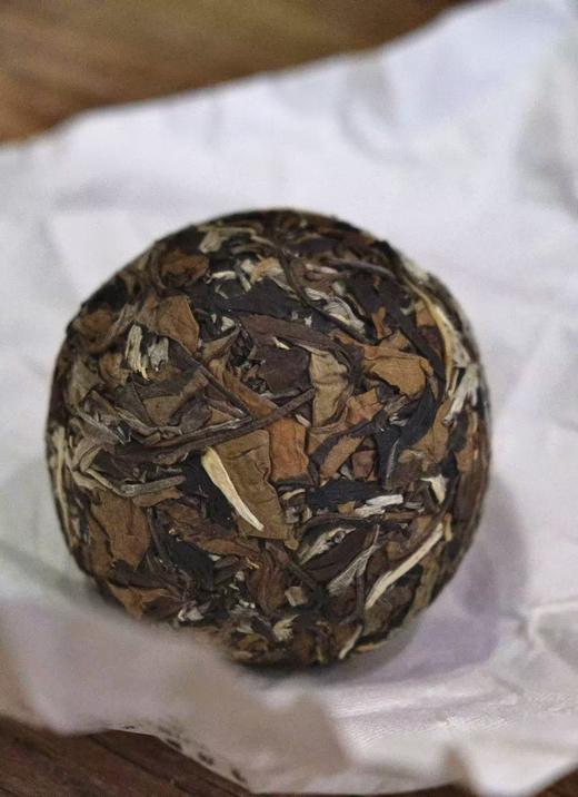 周五秒杀 / 2017年 珠圆玉润 古树白茶龙团 200g 脂粉香 药香 商品图2