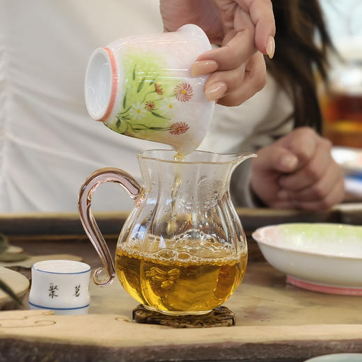 年货节｜高端红茶【金骏眉·3000】源自武夷山桐木关内明前茶树嫩芽，茶芽壮结，金毫密裹，蜜香馥郁，果香明显，汤色金黄，滋味绵甜，一款入心红茶，采集山野，天赐好茶，健康之饮 。规格：150g*1罐 商品图2