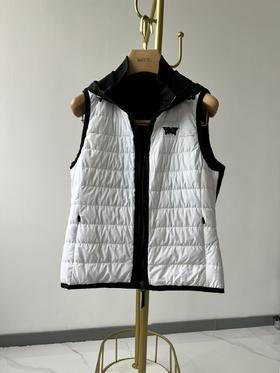 P&XG原单鹅绒马甲，原单货，客供面料！正面鹅绒填充，增强保暖性，背面搭配经纬弹性佳的拉绒经纬面料，丛结构上提高隔热性，同时更大限度的提高活动量！强烈推荐款！