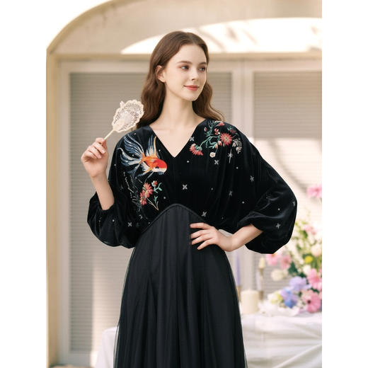 两三事梵高文艺 碧空云绒 2026春季新款复古印花贴布绣v领连衣裙 商品图1