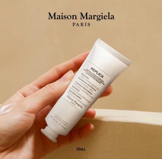 一店d 来吧 𝐌𝐚𝐫𝐠𝐢𝐞𝐥𝐚马吉拉爆款护手霜▫️慵懒周末 ▫️航行物语
它家护手霜是以香氛体验为核心的高端护手产品 主打"香氛护理二合一" 商品图2