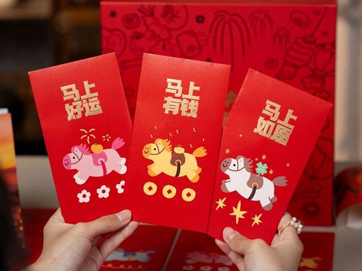 【春晚同款马，拍1发18】《十点读书·夜灯听书日历》新年礼盒，皮革马+日历+红包+春联+门神+大福小福+3张听书会员年卡，人民日报联合出版 商品图7