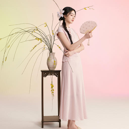 三彩【粉雾流年】2026春季新款新中式套装镂空上衣鱼尾裙两件套C 商品图1