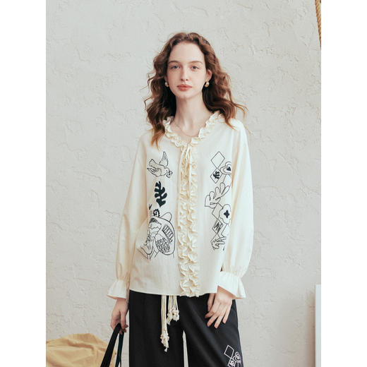 两三事 拥抱信号 2026春季新款文艺风木耳边绑带印花长袖衬衫女 商品图1