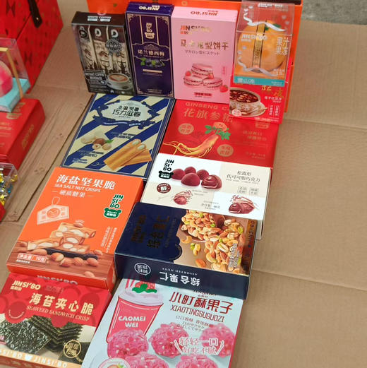 【“来财”“摇钱”发财桶大礼包】登场啦~ 🍬里面零食种类超丰富，各种口味都有，看着就很有满足感呢！🎁提着它们走亲访友，喜气洋洋又实用，感觉好运都要来了~ ✨ 商品图7