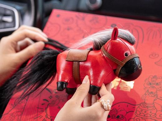 【春晚同款马，拍1发18】《十点读书·夜灯听书日历》新年礼盒，皮革马+日历+红包+春联+门神+大福小福+3张听书会员年卡，人民日报联合出版 商品图8