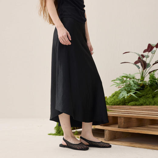 谜底斜裁半裙2026年春季新品贴合身型垂坠飘逸中长裙女261MB0260 商品图1