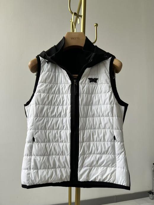 P&XG原单鹅绒马甲，原单货，客供面料！正面鹅绒填充，增强保暖性，背面搭配经纬弹性佳的拉绒经纬面料，丛结构上提高隔热性，同时更大限度的提高活动量！强烈推荐款！ 商品图1