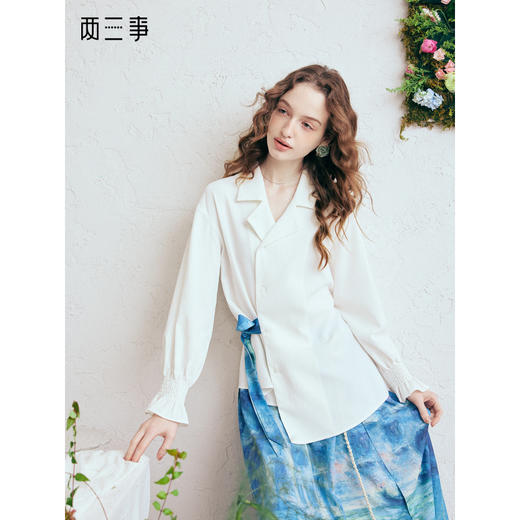 两三事 云水禅心 2026春季新款简约印花绑带不对称下摆衬衫女 商品图0