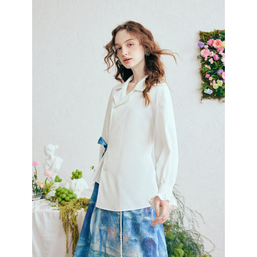 两三事 云水禅心 2026春季新款简约印花绑带不对称下摆衬衫女 商品图1