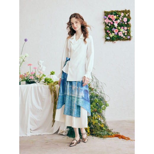 两三事 云水禅心 2026春季新款简约印花绑带不对称下摆衬衫女 商品图3