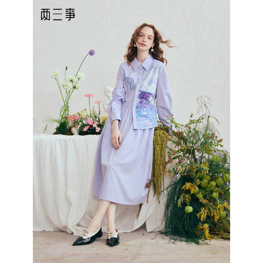 两三事 风絮花楹 2026春季新款文艺风刺绣印花不对称a字连衣裙 商品图0