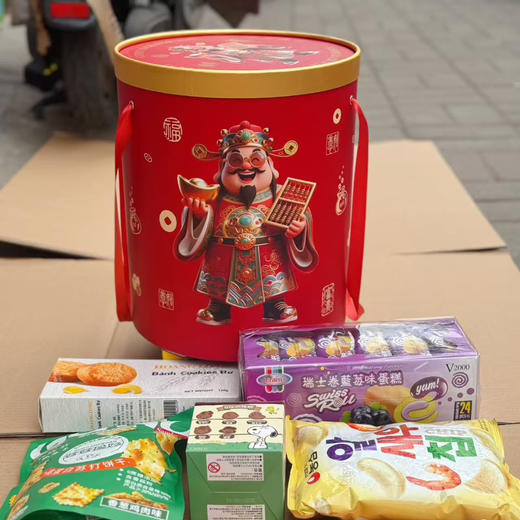 【“来财”“摇钱”发财桶大礼包】登场啦~ 🍬里面零食种类超丰富，各种口味都有，看着就很有满足感呢！🎁提着它们走亲访友，喜气洋洋又实用，感觉好运都要来了~ ✨ 商品图5