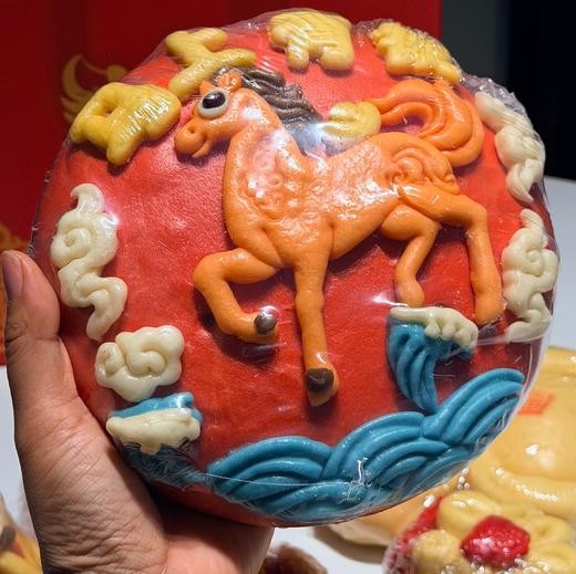 年货节🧨【马年饽饽礼盒】胶东非遗花饽饽——马上有钱，无添加剂无防腐剂，邮政空运，收到之后冷藏保存可以存放5-7天 冷冻保存，可以存放60天。骏马奔腾开锦绣，新年纳福启华章，非遗花馍绽放新彩！ 商品图1