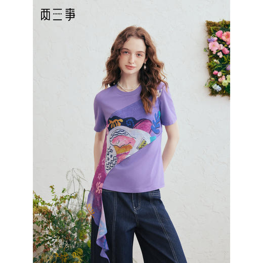 两三事 幽庭信步 2026春季新款时尚不规则印花布拼接短袖t恤女 商品图0