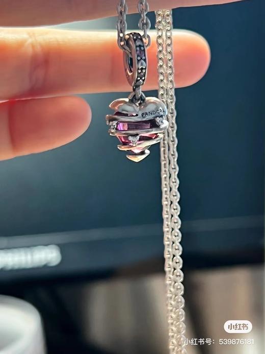 F020524镂空心形包裹着一枚可活动的心形玻璃心形曲字锁骨链项链 商品图2