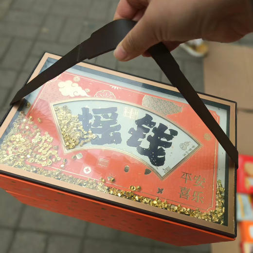 【“来财”“摇钱”发财桶大礼包】登场啦~ 🍬里面零食种类超丰富，各种口味都有，看着就很有满足感呢！🎁提着它们走亲访友，喜气洋洋又实用，感觉好运都要来了~ ✨ 商品图6
