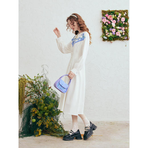 两三事梵高文艺月下鸢尾2026春季新款复古刺绣翻领印花a字连衣裙 商品图3