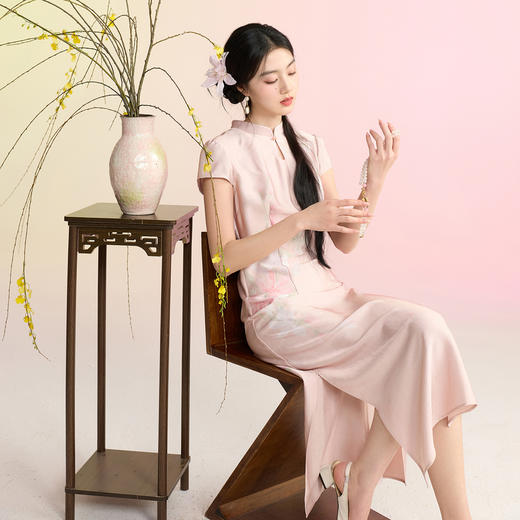 三彩【流光粉黛 】2026春季新款新中式连衣裙缎面收腰长裙C 商品图2