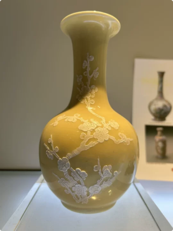 黄釉堆白梅花珐口天球瓶