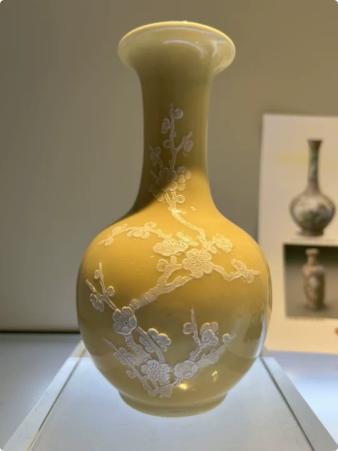 黄釉堆白梅花珐口天球瓶 商品图0