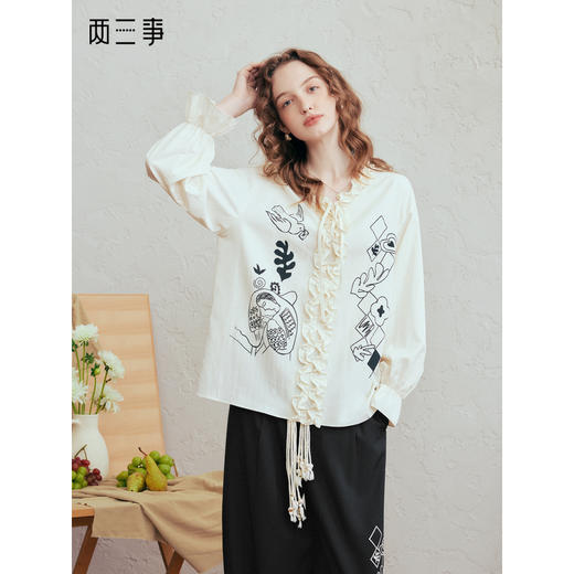 两三事 拥抱信号 2026春季新款文艺风木耳边绑带印花长袖衬衫女 商品图0