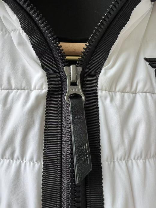 P&XG原单鹅绒马甲，原单货，客供面料！正面鹅绒填充，增强保暖性，背面搭配经纬弹性佳的拉绒经纬面料，丛结构上提高隔热性，同时更大限度的提高活动量！强烈推荐款！ 商品图6