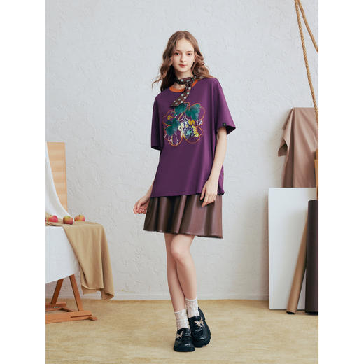 两三事 梅子红酒 2026春季新款复古印花贴布绣撞色圆领纯棉t恤女 商品图3