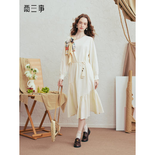 两三事 沉醉温柔 2026春季新款甜美可拆印花蝴蝶结碎褶裙摆连衣裙 商品图0