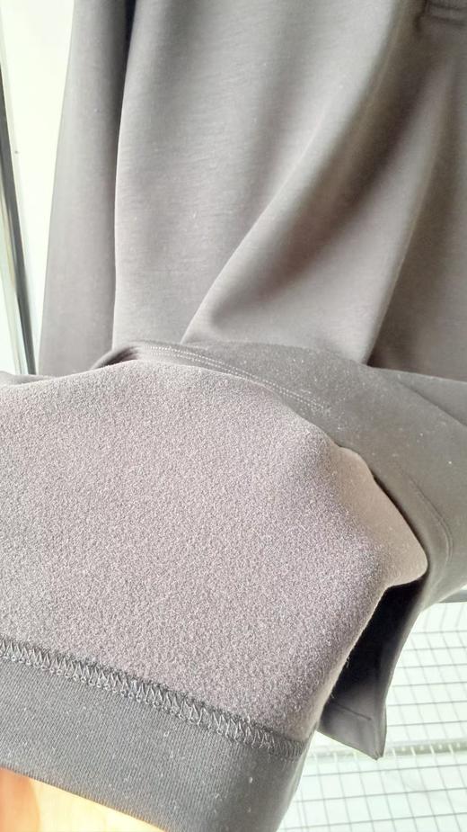 25冬款FJ家原单加绒男款POLO，韩国🇰🇷客供面料，超有质感，里面加绒，有厚度，面料挺括有质感，超级帅气的一款！胸前加后背立体印花撞色LOGO，领子配色设计，扣子有LOGO！推荐必入款！ 商品图6