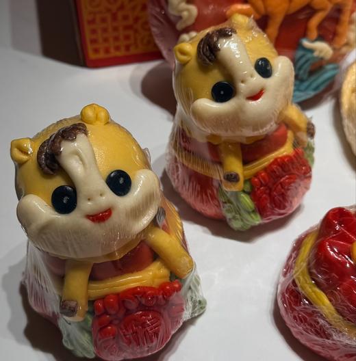 年货节🧨【马年饽饽礼盒】胶东非遗花饽饽——马上有钱，无添加剂无防腐剂，邮政空运，收到之后冷藏保存可以存放5-7天 冷冻保存，可以存放60天。骏马奔腾开锦绣，新年纳福启华章，非遗花馍绽放新彩！ 商品图4