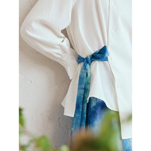 两三事 云水禅心 2026春季新款简约印花绑带不对称下摆衬衫女 商品图2