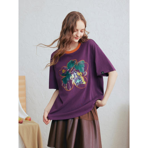 两三事 梅子红酒 2026春季新款复古印花贴布绣撞色圆领纯棉t恤女 商品图1