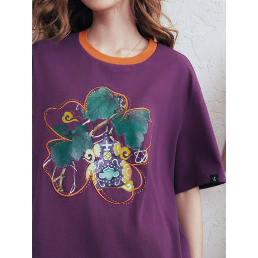 两三事 梅子红酒 2026春季新款复古印花贴布绣撞色圆领纯棉t恤女 商品图2