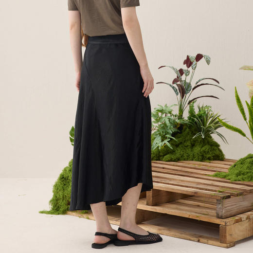 谜底斜裁半裙2026年春季新品贴合身型垂坠飘逸中长裙女261MB0260 商品图2