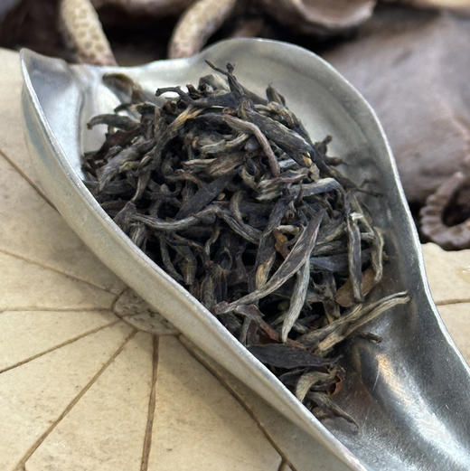 年货节｜高端红茶【金骏眉·3000】源自武夷山桐木关内明前茶树嫩芽，茶芽壮结，金毫密裹，蜜香馥郁，果香明显，汤色金黄，滋味绵甜，一款入心红茶，采集山野，天赐好茶，健康之饮 。规格：150g*1罐 商品图5