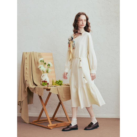 两三事 沉醉温柔 2026春季新款甜美可拆印花蝴蝶结碎褶裙摆连衣裙 商品图3