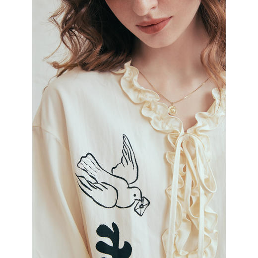 两三事 拥抱信号 2026春季新款文艺风木耳边绑带印花长袖衬衫女 商品图3