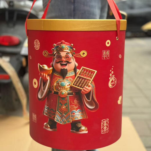 【“来财”“摇钱”发财桶大礼包】登场啦~ 🍬里面零食种类超丰富，各种口味都有，看着就很有满足感呢！🎁提着它们走亲访友，喜气洋洋又实用，感觉好运都要来了~ ✨ 商品图0