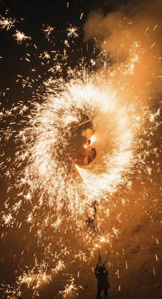 即买即用，天府云海逛庙会，潮汕英歌，民俗舞狮，大唐不倒翁，非遗吐火，打铁花，53种无动力设施畅玩。 商品图2