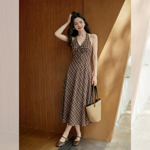 西遇咖色针织开衫套装女2026春季新款格纹挂脖吊带裙配开衫两件套E0060132/E0060133 商品图1