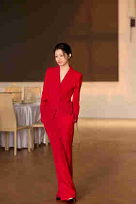 法小曼*子珍红色长袖年会主持西装套裤女高级感总裁演讲职业西服套装女