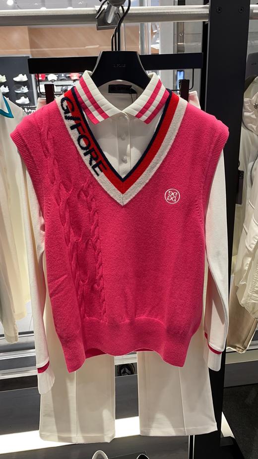 G4秋冬女士羊毛针织背心来了！韩版本季模特海报款，就是一个字，美！羊毛加羊绒，质感出众又有型！厚度适中，南北方当早春单穿也可！柔软的材质+修身的尺寸会更显瘦，他们家现在多火都不用我来介绍的！ 商品图1