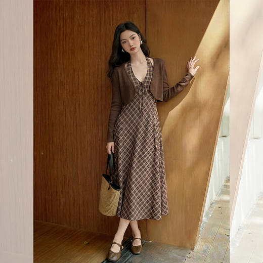 西遇咖色针织开衫套装女2026春季新款格纹挂脖吊带裙配开衫两件套E0060132/E0060133 商品图0