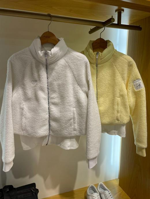 兔耳朵🐰家新款秋冬女士厚款外套来啦！渠道高品质❗️柜上补货哈,  品牌客供的ZP面料，大家拿到手感受, 真的是捏棉花糖的感觉,  整件外套轻盈蓬松, 每个针脚里仿佛都带有空气感,！ 商品图0