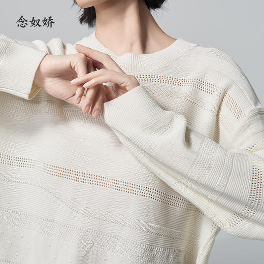 【商场同款】CNK6363 “ 留白毛衫 ”象牙白色温润雅致 不规则镂空条纹充满艺术性  宽松毛衫 商品图8