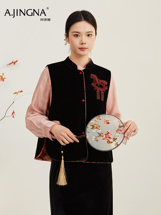 【新中式】阿菁娜春季新款新中式马甲真丝丝绒手工钉珠小红马立领撞色滚边细节处处显匠心F31C203002 商品图0