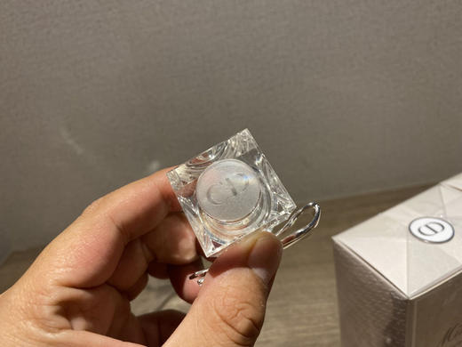 迪奥  甜心小姐  100ml  正品原产国法国香粉

一切全原！这款香水卖了三年了，全好评！收到猛夸型。

直供明通！！！国内罐装，随便对比！！ 商品图3