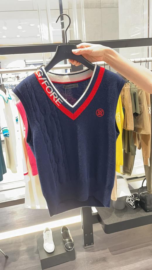 G4秋冬女士羊毛针织背心来了！韩版本季模特海报款，就是一个字，美！羊毛加羊绒，质感出众又有型！厚度适中，南北方当早春单穿也可！柔软的材质+修身的尺寸会更显瘦，他们家现在多火都不用我来介绍的！ 商品图2